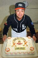 Hawks manager Oh celebrates 62nd birthday